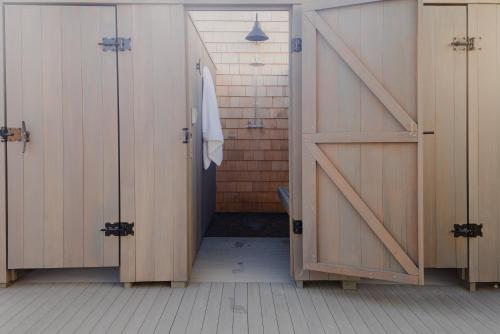 Zuhanyzó, The Shoals Suites & Slips in Southold (NY)