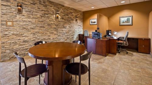 Best Western Plus Raton Hotel