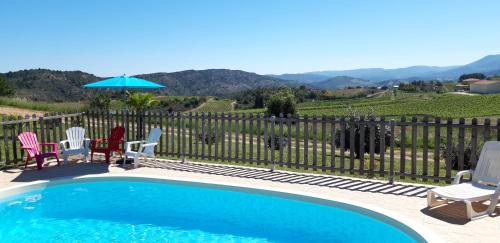 Peldbaseins, gites "Entre les Vignes" in Tourreilles