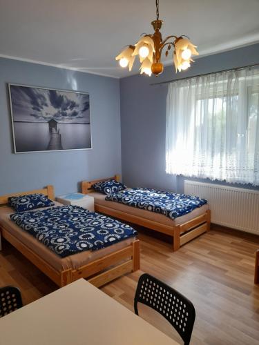 4 twin beds
