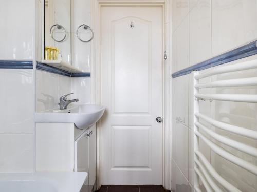 Pass The Keys Cosy 2 bedroom steps from Knightsbridge Station