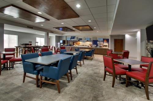 Holiday Inn Express Hotel & Suites Waukegan/Gurnee, an IHG Hotel