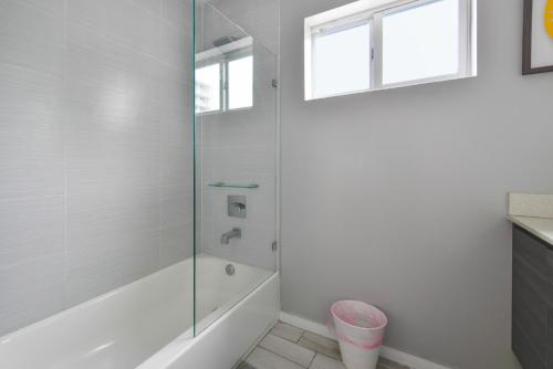 New Modern 2/2 in Wynwood w/ Free Parking-Emilia 401