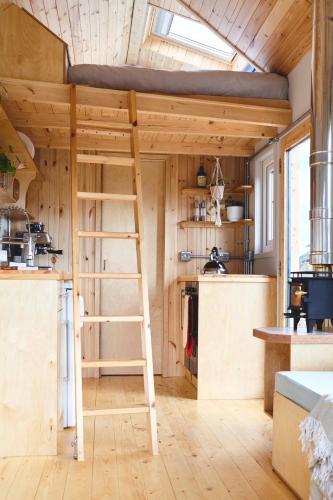 ห้องครัว, Aileen - Unique tiny house with wood fired roll top bath in heart of the Cairngorms in บาลเลเตอร์