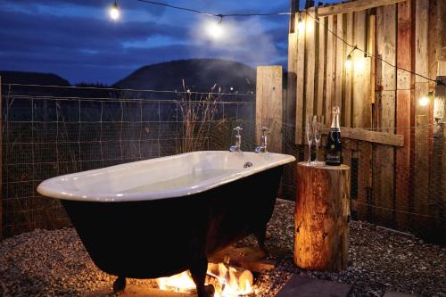 อ่างแช่น้ำร้อน, Aileen - Unique tiny house with wood fired roll top bath in heart of the Cairngorms in บาลเลเตอร์