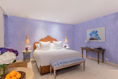 Deluxe King Room image 7