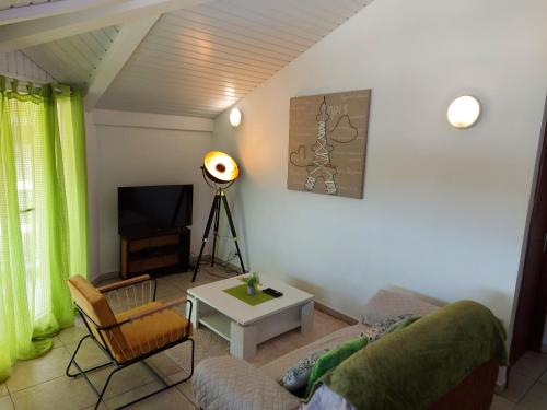 NANA - A 44 - Vue Panoramique- Grand Appartement Cosy et Lumineux- Cuisine équipée-WIFI-CLIM-Terrasse - Location saisonnière - Cayenne