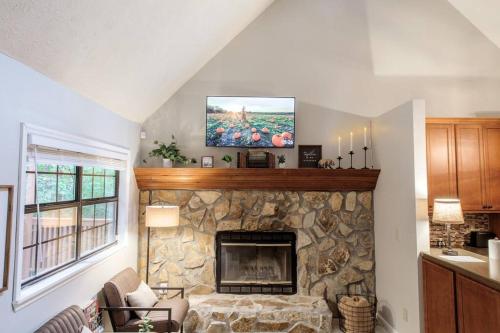 ENTIRE Cozy City Cabin-TVs in Every Room!