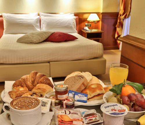 Standard Double Room image 7