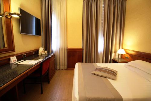Single Room with French Bed image 2