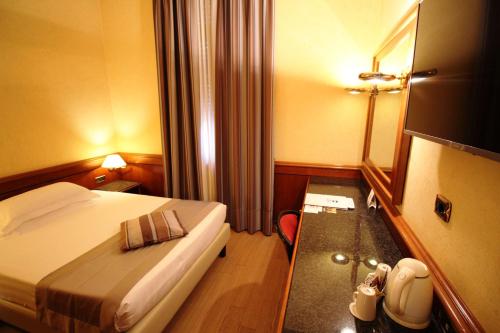 Single Room with French Bed image 4