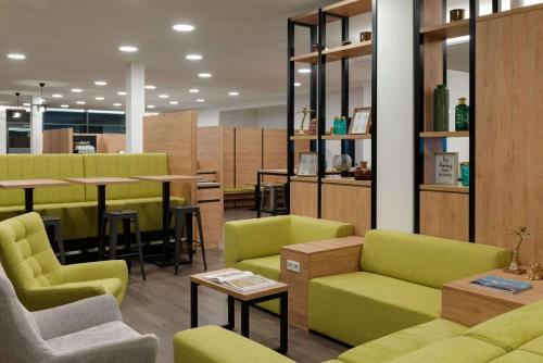 Super 8 by Wyndham Augsburg - image 2