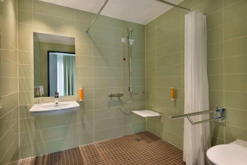 Super 8 by Wyndham Augsburg - image 6