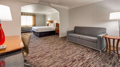 King Suite with Sofa Bed and Bath Tub - Mobility Accessible/Non-Smoking