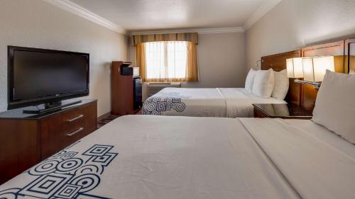 Queen Suite with Two Queen Beds and Roll-In Shower - Disability Access/Non-Smoking