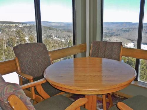 Enjoy the Long Range View, Ski in n out Top of the Mountain condo in Snowshoe, USA