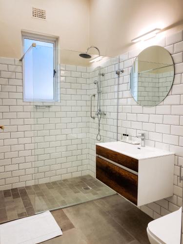 Three Bedroom Apartment with Pool View  image 7