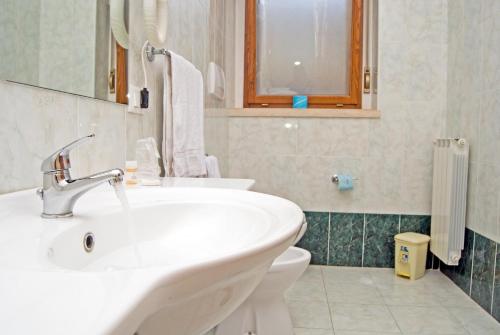 Bathroom, Hotel California in Ariccia
