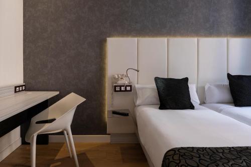 Double or Twin Room (1-2 Adults) image 6
