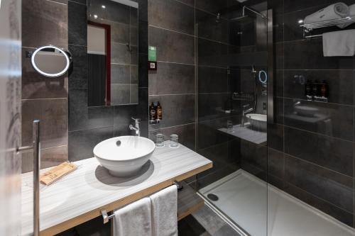 Double or Twin Room (1-2 Adults) image 7