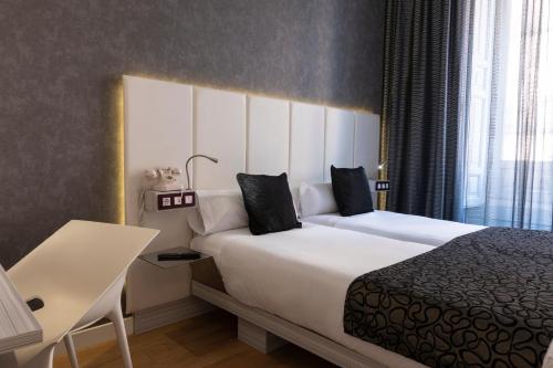 Double or Twin Room (1-2 Adults) image 10