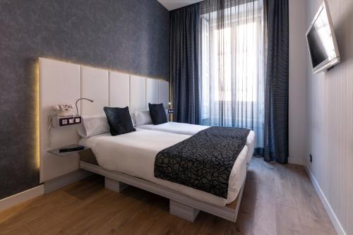 Double or Twin Room (1-2 Adults) image 4