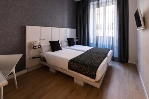 Double or Twin Room (1-2 Adults) image 8