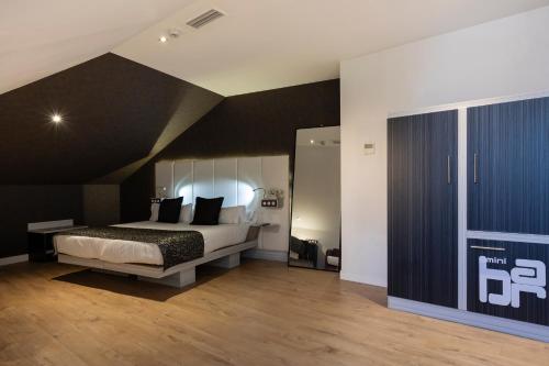Quadruple Room (4 Adults) image 9
