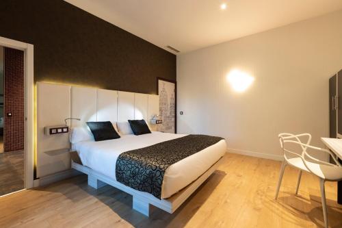 Apartment (6 Adults) room in Petit Palace Santa Bárbara