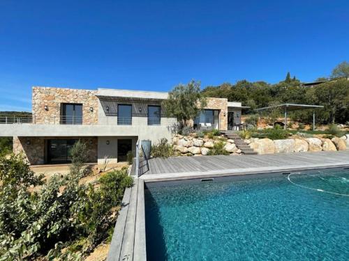 Splendide villa d'architecte vue sur la baie de Pinarellu