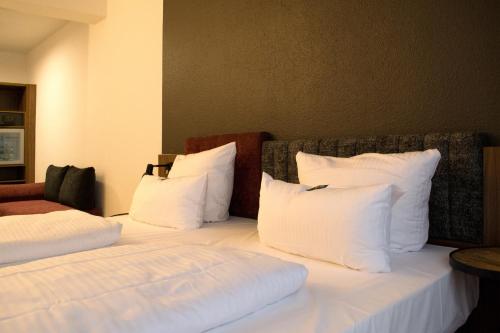 2 twin beds