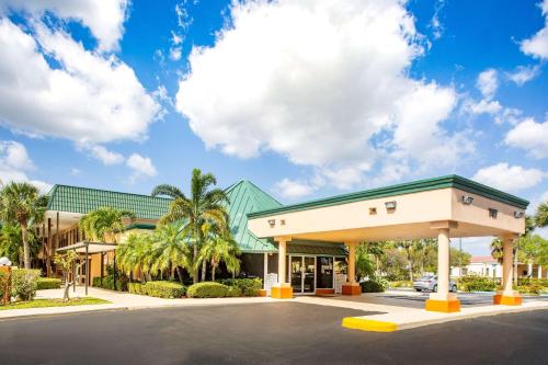Super 8 by Wyndham North Palm Beach in North Palm Beach, USA