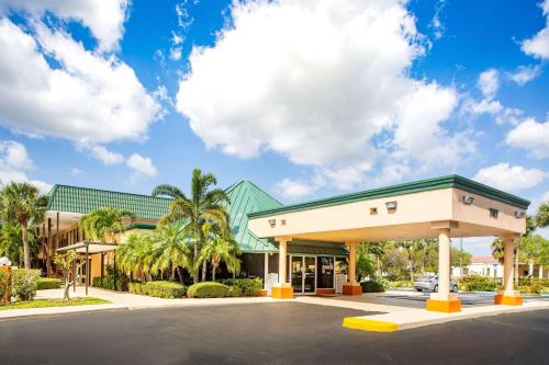 Super 8 by Wyndham North Palm Beach