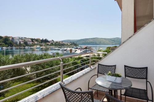 Apartment in Seget Vranjica with sea view, balcony, air conditioning, WiFi 5052-3, Seget Vranjica (fotografie 2)