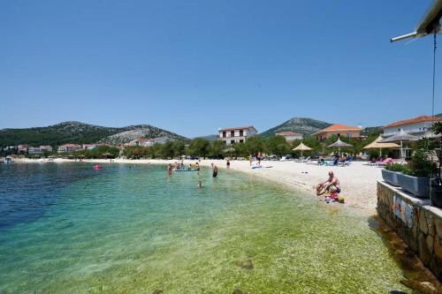Apartment in Seget Vranjica with sea view, balcony, air conditioning, WiFi 5052-3, Seget Vranjica (fotografie 4)