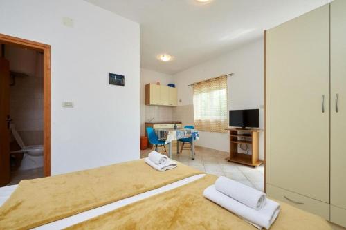 Studio apartment in Seget Vranjica with terrace, air conditioning, WiFi, washing machine 5052-1