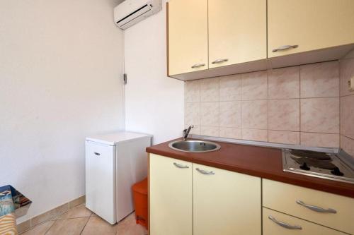 Studio apartment in Seget Vranjica with terrace, air conditioning, WiFi, washing machine 5052-1