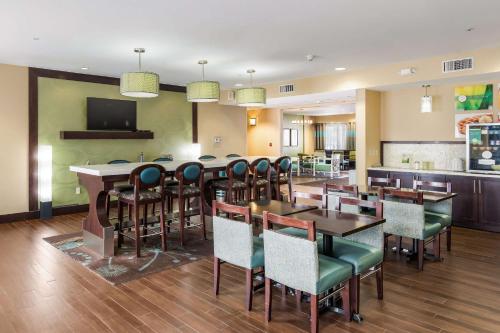 Quality Inn & Suites Quincy - Downtown