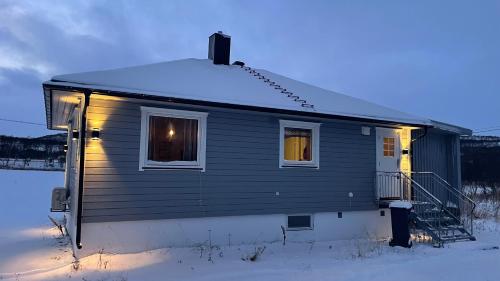A szálláshely kívülről, Feriehus i Olderfjord in Russenes