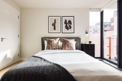 The Heart of North Kensington - Modern 2BDR Flat with Balcony