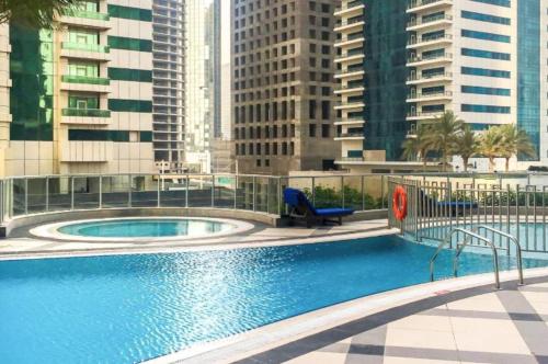 Mira Holiday Homes - Upgraded 1 bedroom in Dubai Marina - Free Parking