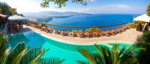 Басейн, Hotel Mega Mare in Віко Екуенсе