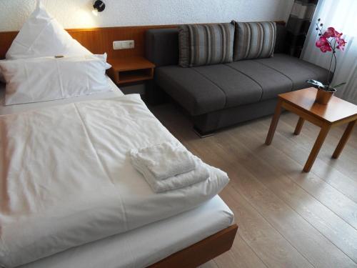 1 twin bed, 1 sofa bed
