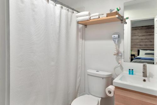Bathroom, Oasis Hotel near Riverwalk Fort Lauderdale