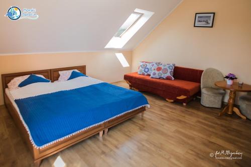2 twin beds, 1 sofa bed