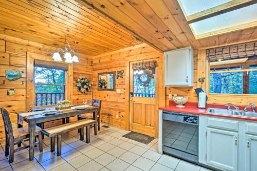 Grin N Bear It Cabin with Hot Tub and Fire Pit! in Pigeon Forge, USA