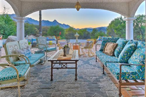 Stylish Malibu Estate with Idyllic Mtn Views! - Accommodation - Calabasas