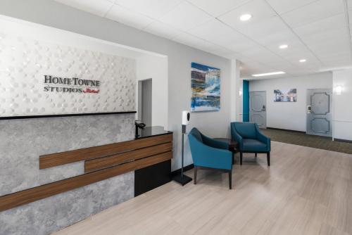 HomeTowne Studios by Red Roof Newport News - Hampton West in Newport News, USA