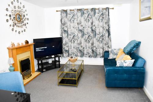 Lovely 2-bedroom serviced apartment with free parking and WIFI