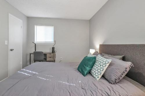 Entire Apartment with 75 Walk Score Getaway